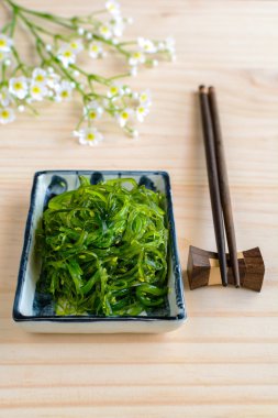 Geleneksel Japon yosun salata yemek çubukları ile