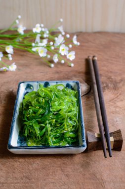 Geleneksel Japon yosun salata yemek çubukları ile