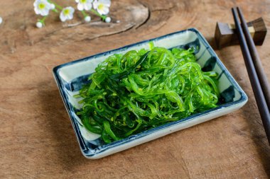 Geleneksel Japon yosun salata yemek çubukları ile