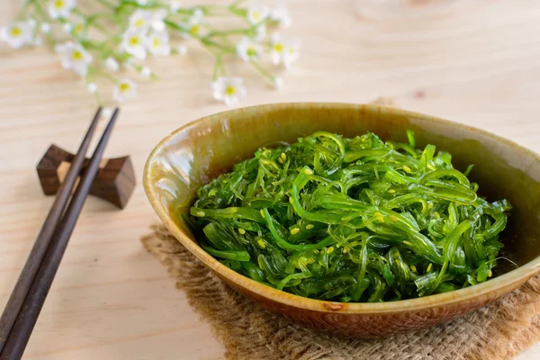 Salad rumput laut tradisional Jepang dengan sumpit — Stok Foto