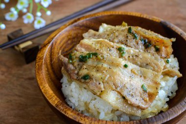 Tuz ve karabiber domuz Japon pirinç ile ahşap ızgara 