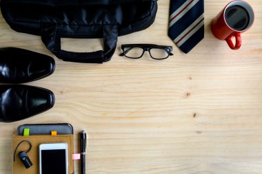 erkek Aksesuar ve kahve ahşap arka plan, iş üzerinde