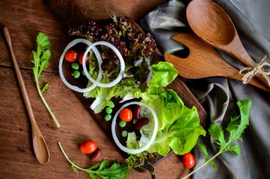 ahşap masa üzerinde taze hydroponic salata