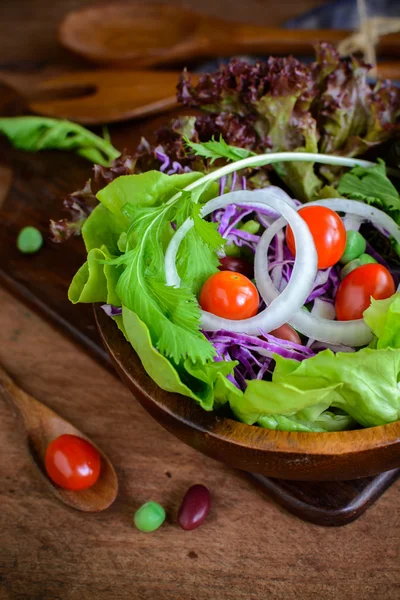 Salad hidroponik segar di meja kayu — Stok Foto
