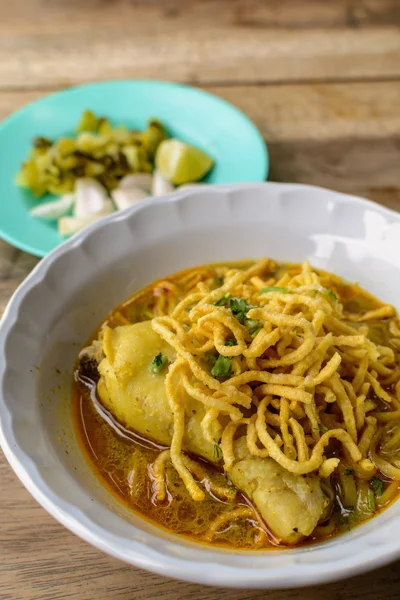 Sopa tailandesa de fideos al curry con pollo sobre mesa de madera — Foto de Stock