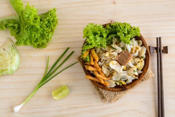 Mescolare pollo fritto con tagliatelle e verdure — Foto Stock