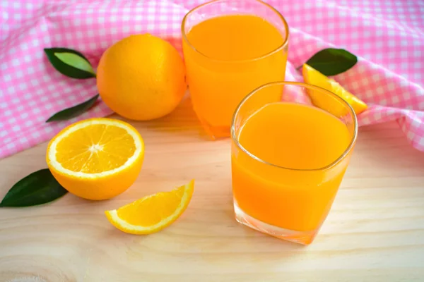 Vaso de zumo de naranja recién exprimido — Foto de Stock