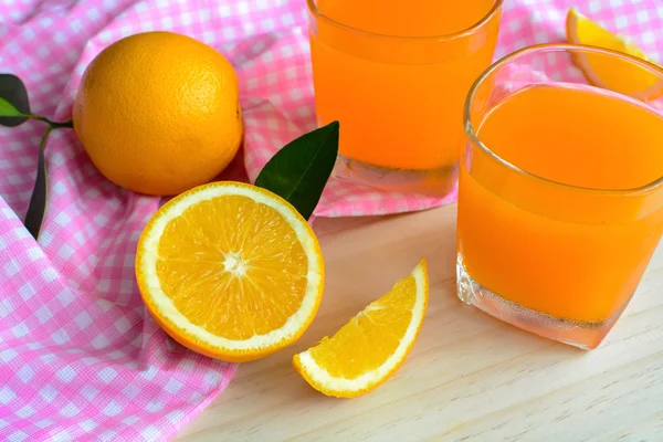 Vaso de zumo de naranja recién exprimido — Foto de Stock