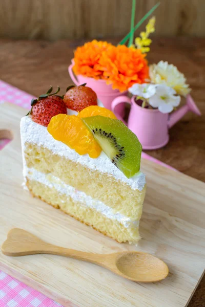 Stück Obstkuchen mit Kiwi, Erdbeere und Orange — Stockfoto