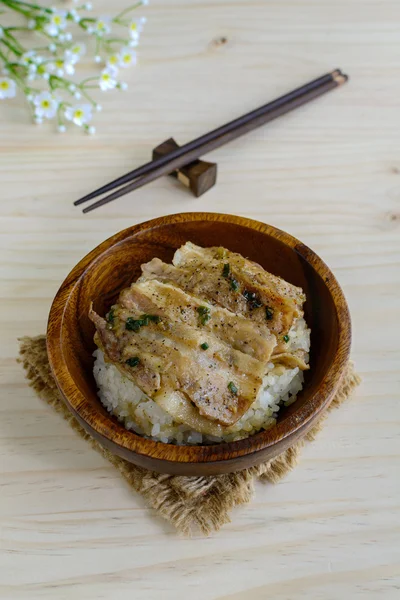 Sal y pimienta negra cerdo a la parrilla con arroz japonés en madera — Foto de Stock