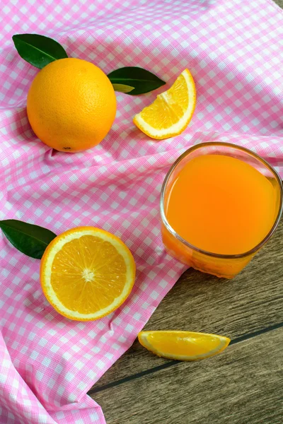 Vaso de zumo de naranja recién exprimido — Foto de Stock