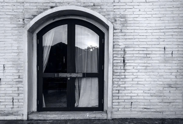 그런 지 흰색 벽돌 벽과 고 대 오래 된 나무로 되는 문 — 스톡 사진