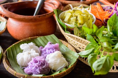 Sebze ile bu yerel pirinç erişte erişte ve köri sos