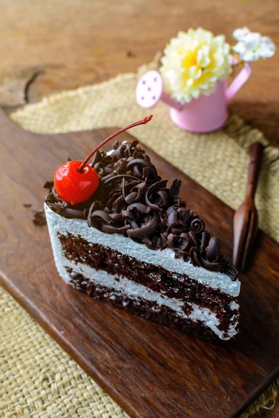 Pastel de chocolate sobre mesa de madera — Foto de Stock