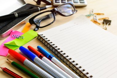 Office kaynağı üstünde okul sırası ile boş defter