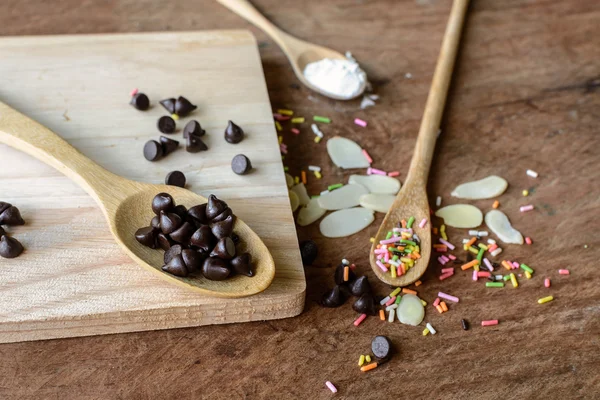 Patatas de chocolate en cuchara de madera e ingredientes para cocinar —  Fotos de Stock