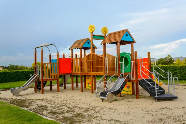 Spielplatz und Rasen mit blauem Himmel — Stockfoto