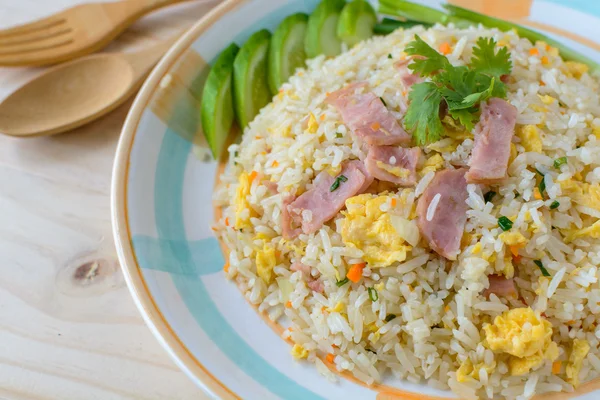 Smażony ryż z bekonem i jajkiem — Zdjęcie stockowe