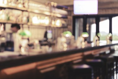 Soyut bulanık görüntü bar sayacı ile şişe viski