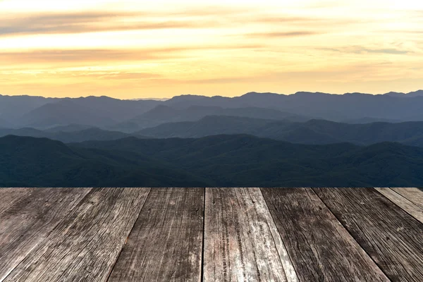 Alte Holzterrasse mit Blick auf die Berge — Stockfoto