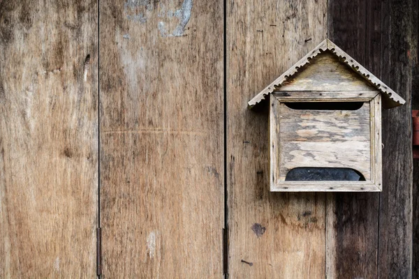 Oude houten postvak met oude vintage houten achtergrond — Stockfoto