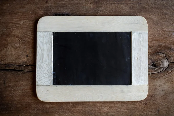Tableau blanc vide sur un vieux fond en bois — Photo