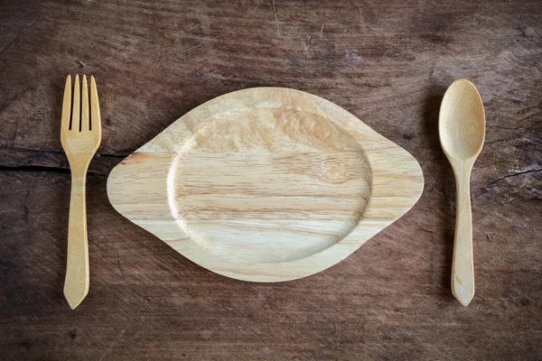 Puste naczynia z drewnianą łyżką i widelcem na Stare drewno — Zdjęcie stockowe