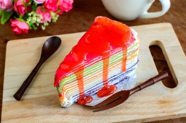 Gökkuşağı kek kahve ile ahşap tahta üzerinde