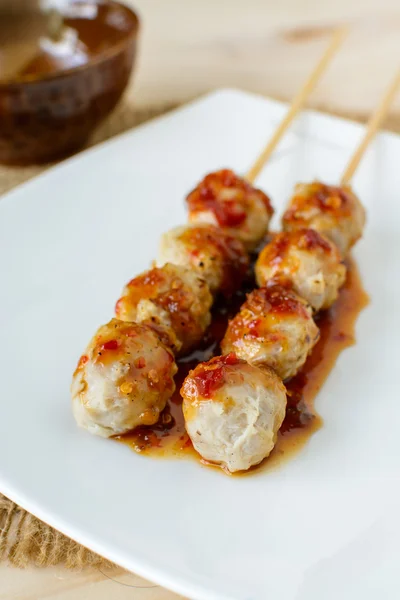 Bola de carne grelhada com molho picante — Fotografia de Stock