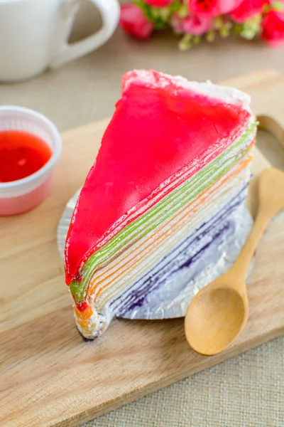 Regenbogenkuchen auf Holzbrett mit Kaffee — Stockfoto