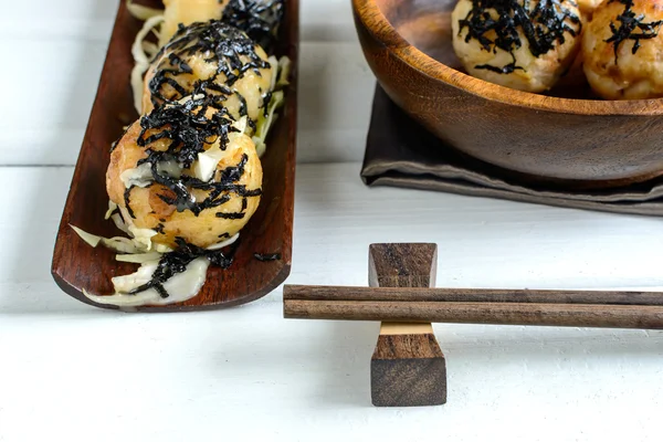 Poffertjespan op houten tafel met stokjes, Japans eten — Stockfoto