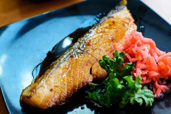 Conserve di salmone e zenzero in piatto nero — Foto Stock