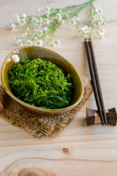 Salad rumput laut tradisional Jepang dengan sumpit — Stok Foto