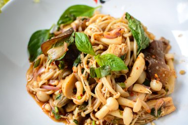 Ahşap kase Tay baharatlı mantar salatası