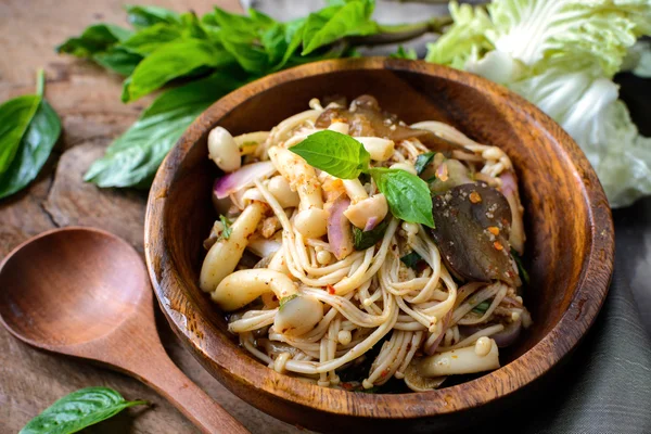 Insalata di funghi speziati tailandesi in ciotola di legno — Foto Stock