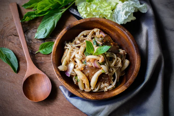 Thai würziger Pilzsalat in Holzschüssel — Stockfoto