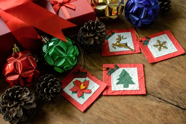 Rote Geschenkschachtel auf Holzgrund, Weihnachtskonzept — Stockfoto