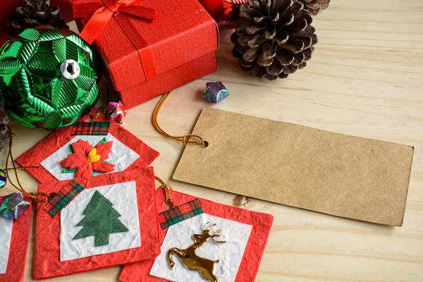 Красная коробка подарков на деревянном фоне, Рождество концепции — стоковое фото