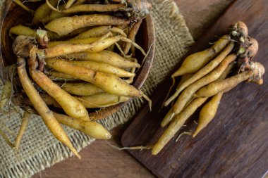Taze galingale (Boesenbergia rotunda) ahşap tablo
