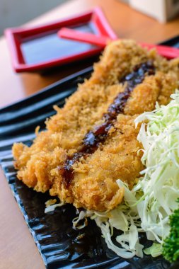 Tonkatsu derin kızarmış domuz pirzola hizmet ile dilim lahana