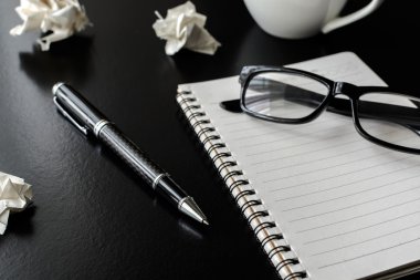 Buruşuk kağıt topları ile gözlük ve dizüstü