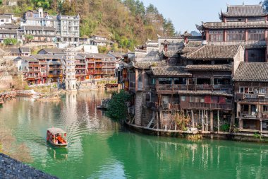 Feng Huang Antik Kenti (Antik Antik Antik Şehir) ve Çin 'in Hunan Eyaleti' ndeki ünlü turizm merkezi Tuo Jiang Nehri 'ndeki turist tekneleri