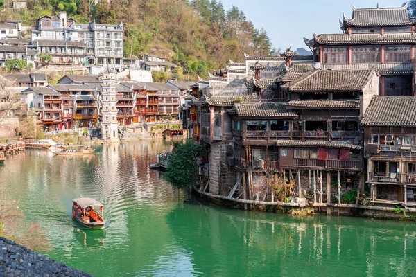 Feng Huang Antik Kenti (Antik Antik Antik Şehir) ve Çin 'in Hunan Eyaleti' ndeki ünlü turizm merkezi Tuo Jiang Nehri 'ndeki turist tekneleri