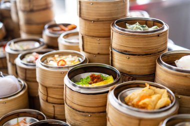 Geleneksel Çin Dim Sum 'u restoranda bambu sepeti içinde