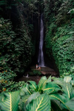 Endonezya 'daki Bali' de Leke Leke şelalesinin keyfini çıkaran genç çift turizmi