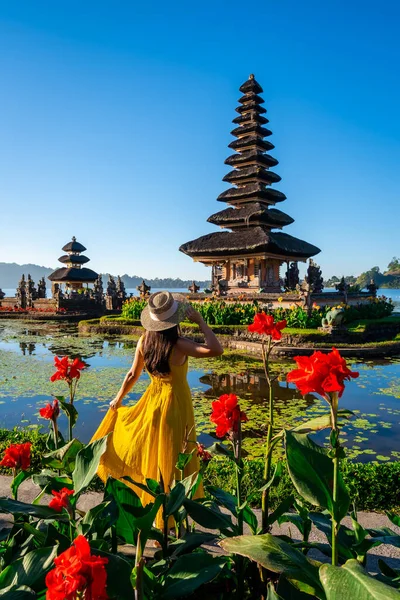 Endonezya 'nın Bali kentindeki Ulun Danu Beratan tapınağındaki güzel manzaranın tadını çıkaran genç bayan turist.