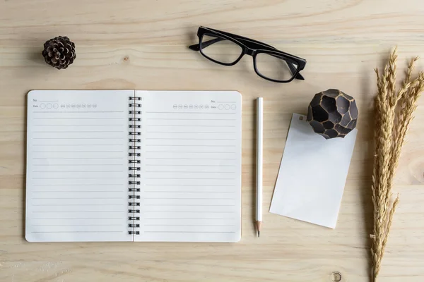 Carnet vierge avec lunettes sur bureau en bois — Photo