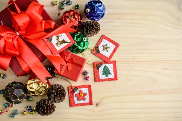 Coffret cadeau rouge sur fond bois, concept de Noël — Photo