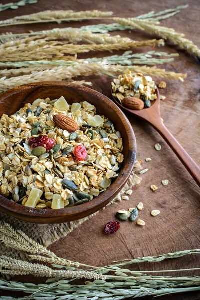 Yulaf ve kepekli tahıllar pul ahşap masa üzerinde ahşap kase