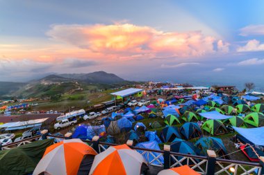İnsanlar kamp görünümünü amacı kamp ve phuthapboek petchaboon ili, Tayland, gün batımını izlemek